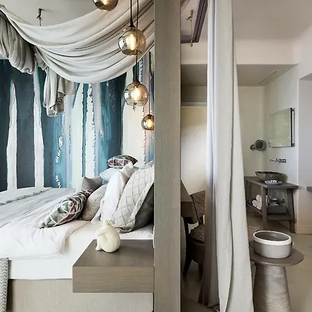 Amazon Mykonos & מלון 5*