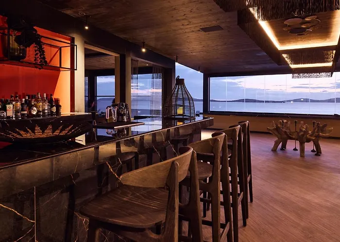 Amazon Mykonos & 5* Agios Ioannis Diakoftis